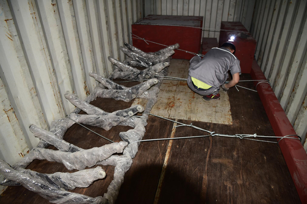 無(wú)錫神沖工人裝箱.jpg 無(wú)錫神沖工人裝箱.jpg