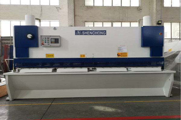 無錫神沖數(shù)控剪板機.jpg 無錫神沖數(shù)控剪板機.jpg