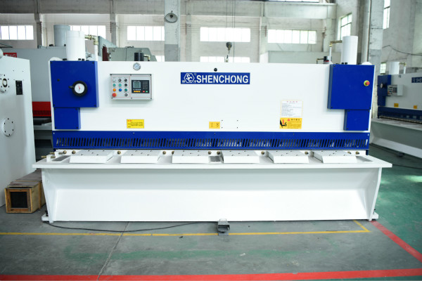 無錫神沖數(shù)剪板機.jpg 無錫神沖數(shù)剪板機.jpg