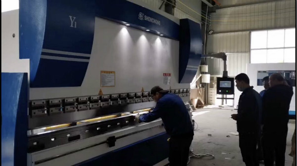 無錫神沖數(shù)控折彎機(jī)客戶工廠調(diào)試成功 無錫神沖數(shù)控折彎機(jī)客戶工廠調(diào)試成功