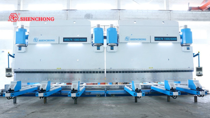 五一勞動(dòng)節(jié)工廠發(fā)貨一臺(tái)泰國1200噸9米雙機(jī)聯(lián)動(dòng)數(shù)控折彎機(jī) 五一勞動(dòng)節(jié)工廠發(fā)貨一臺(tái)泰國1200噸9米雙機(jī)聯(lián)動(dòng)數(shù)控折彎機(jī)