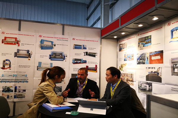 尹總細(xì)心解答客戶疑惑.jpg 尹總細(xì)心解答客戶疑惑.jpg