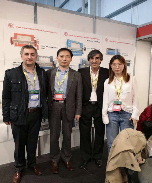 外國客戶與尹總合影.jpg 外國客戶與尹總合影.jpg