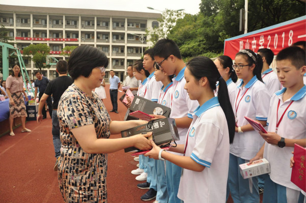 楊董事長頒獎 楊董事長頒獎