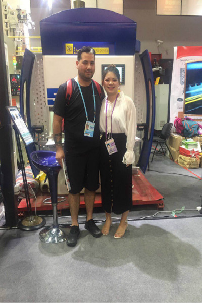 廣交會上與客戶合影 廣交會上與客戶合影