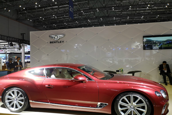 進(jìn)博會(huì)上的賓利汽車 進(jìn)博會(huì)上的賓利汽車