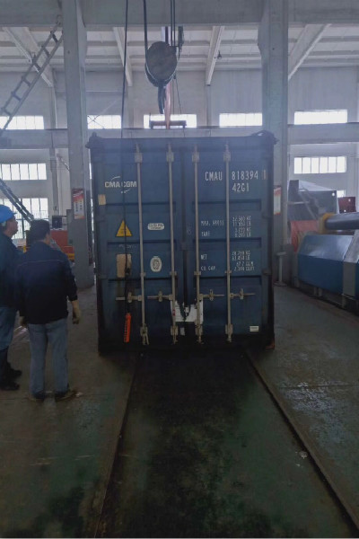 裝進(jìn)集裝箱的剪板機(jī) 裝進(jìn)集裝箱的剪板機(jī)