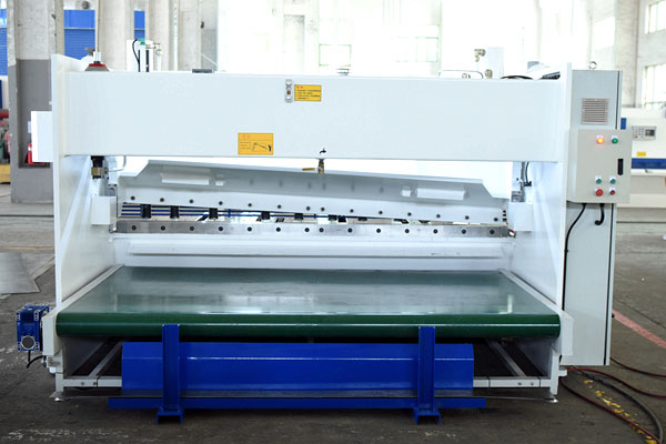 前送料數(shù)控剪板機后視圖